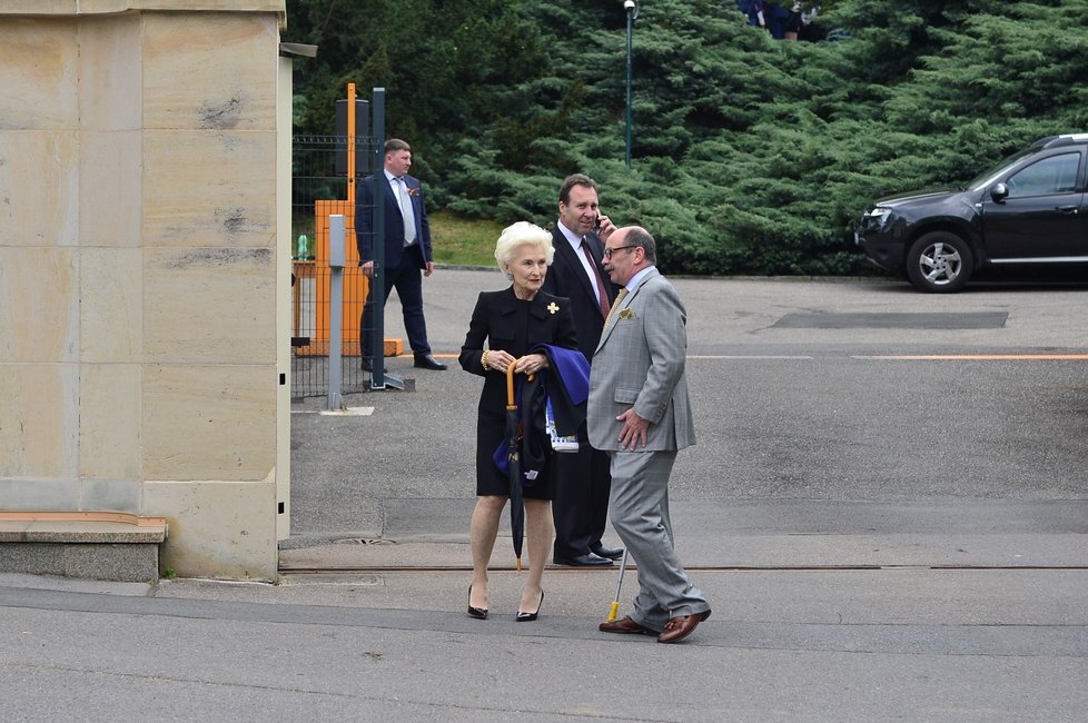 Eliška Hašková Coolidge a Jadran Šetlík při oslavách na ruském velvyslanectví v Praze (9. 5. 2019)