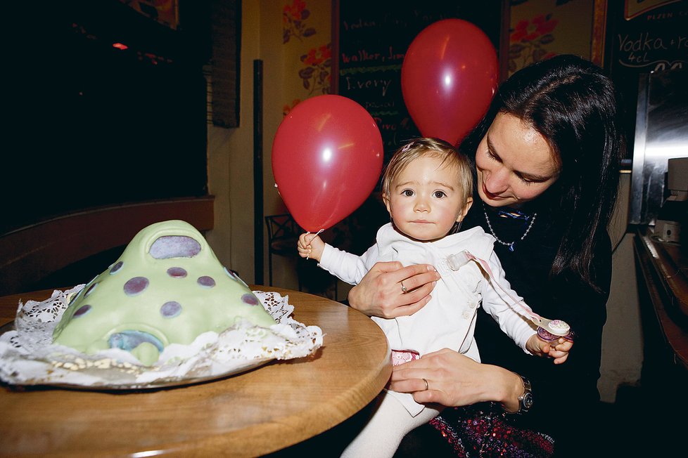 Takhle slavila Johanka v lednu své první narozeniny - bez tatínka.