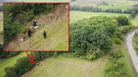 Policie nedaleko místa nálezu těla Elišky prohledává balíky slámy