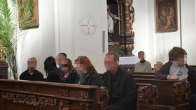 Zádušní mše za Elišku: Rodina zavražděné školačky seděla v první lavici