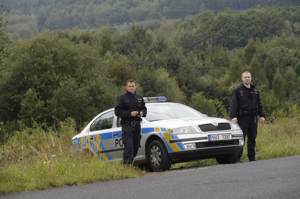 Policie uzavřela příjezdovou cestu k místu nálezu