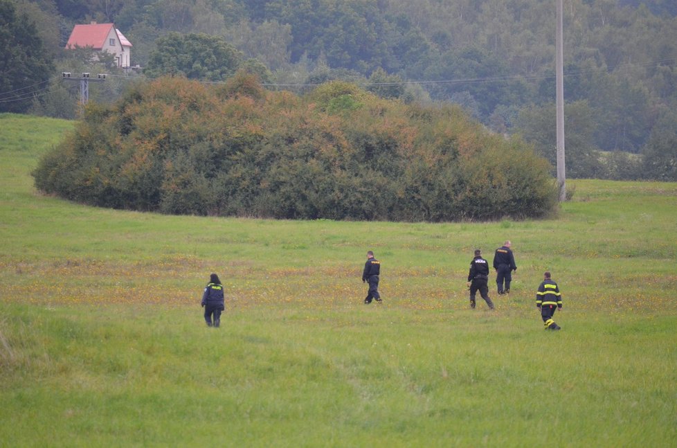 Pátrání po Elišce (9): Policisté prošli i louky u Klášterce nad Ohří