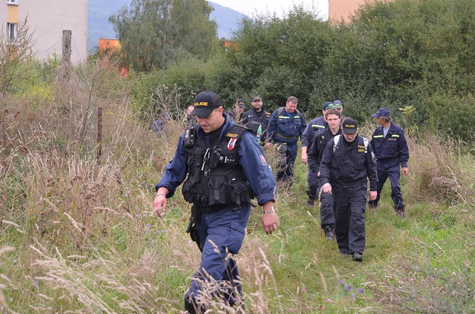 Pátrání po Elišce (9): Policisté pročesávající Klášterec nad Ohří