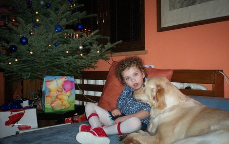 Eliška našla pod vánočním stromkem fenku Báru.