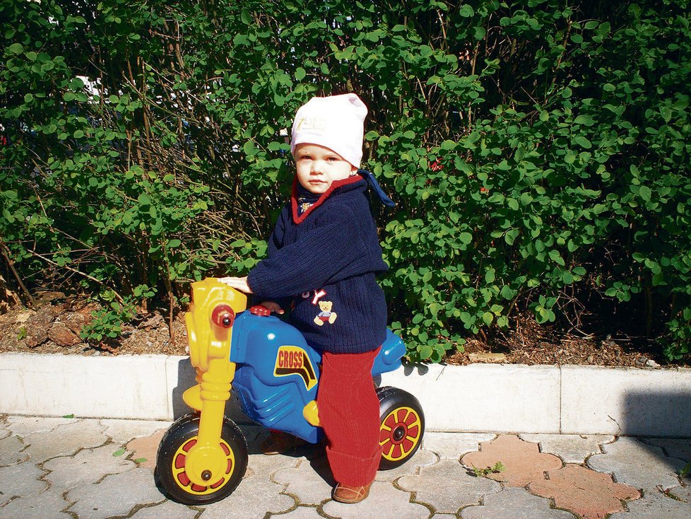 Takhle vypadala Eliška ve dvou letech krátce předtím, než ochrnula