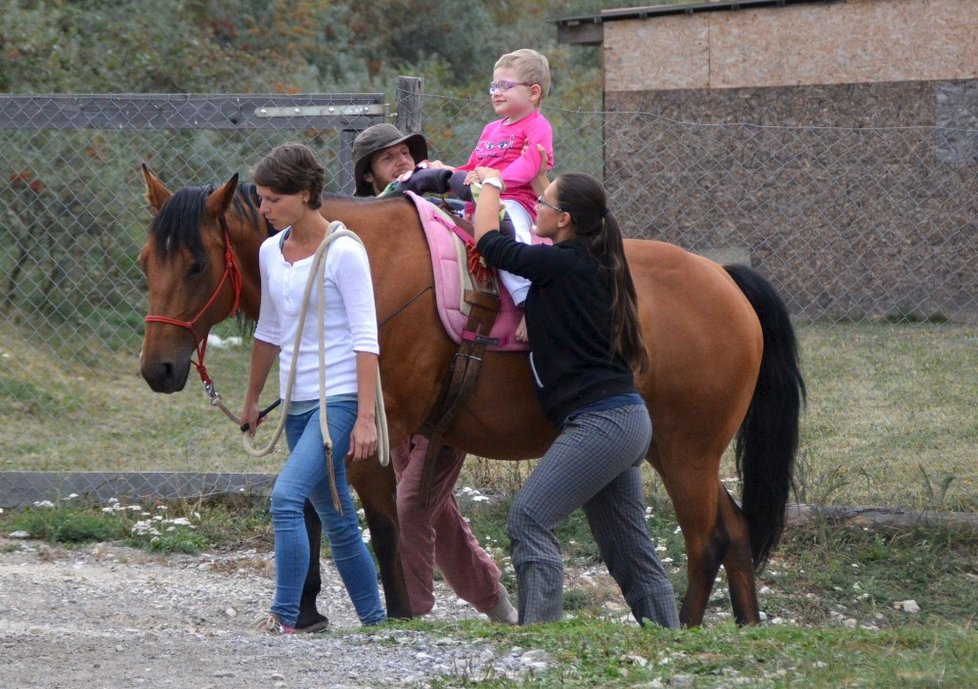 Eliška při rehabilitaci na koníkovi.