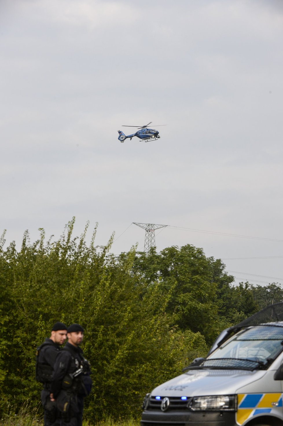 Nad oblastí létá vrtulník, ten má podle policejní mluvčí zajistit důkazy