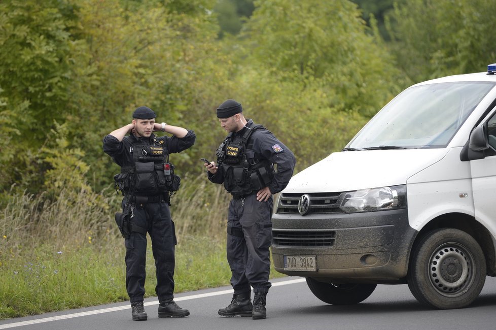 Policisté uzavřeli silnici za městem. Zřejmě vede k místu, kde se tělo holčičky našlo