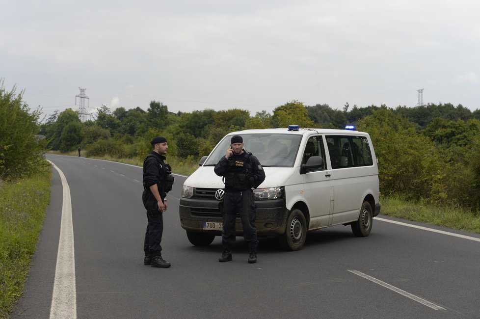 Policisté uzavřeli silnici za městem. Zřejmě vede k místu, kde se tělo holčičky našlo