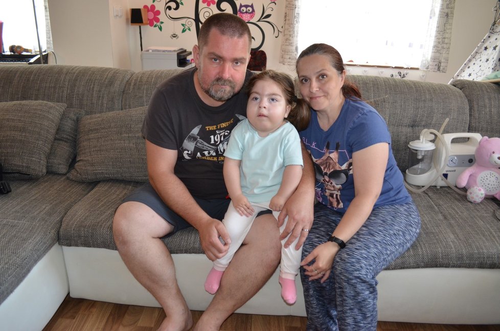 S maminkou Kamilou a tatínkem Jiřím. Oba o dcerku pečovali 24 hodin denně.