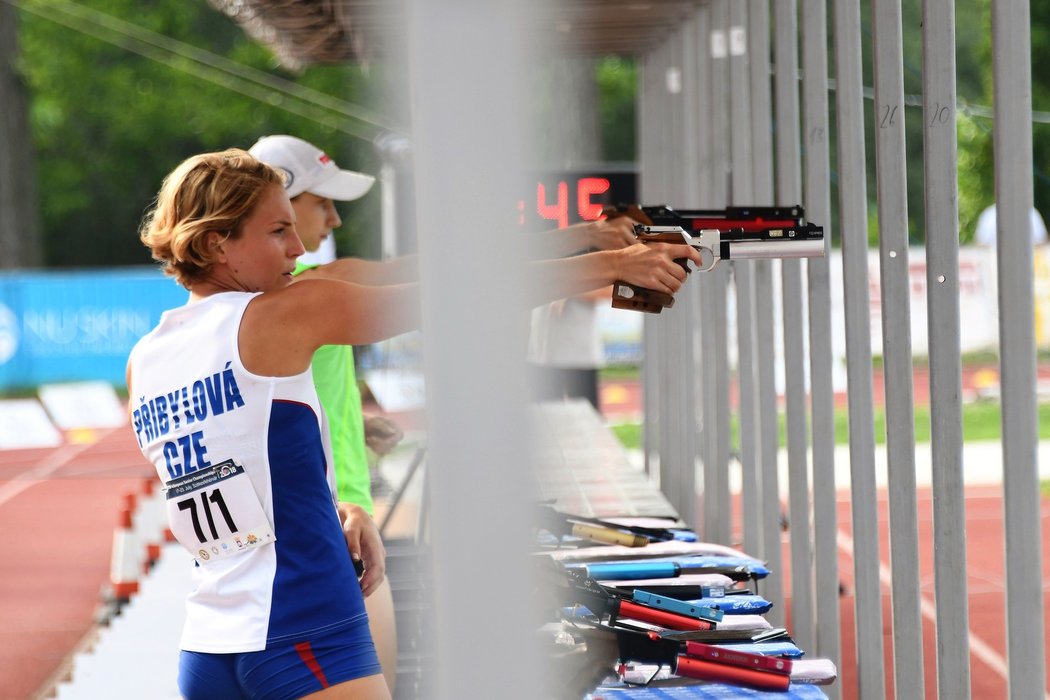 Eliška Přibylová při kombinované disciplíně běhu a střelby