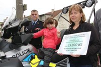 Eliška (10) trpí mozkovou obrnou: Pomáhají jí speciální rehabilitace, policisté pro ni vybrali 15 tisíc