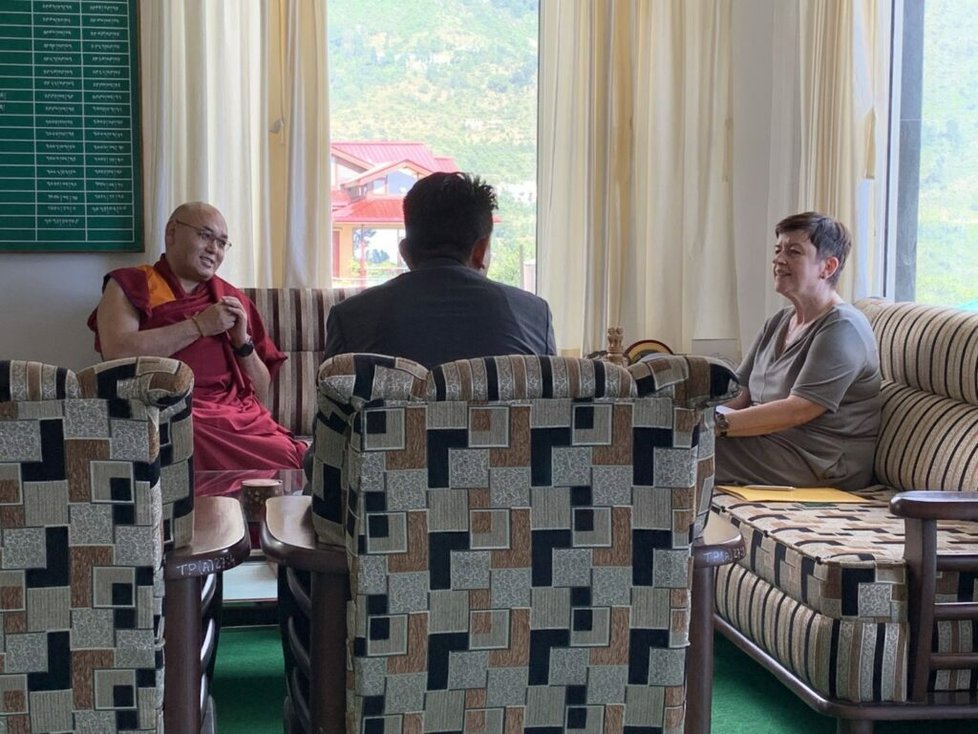 Česká ambasadorka v Indii s předsedou tibetského exilového parlamentu Khenpo Sonam Tenphelem.