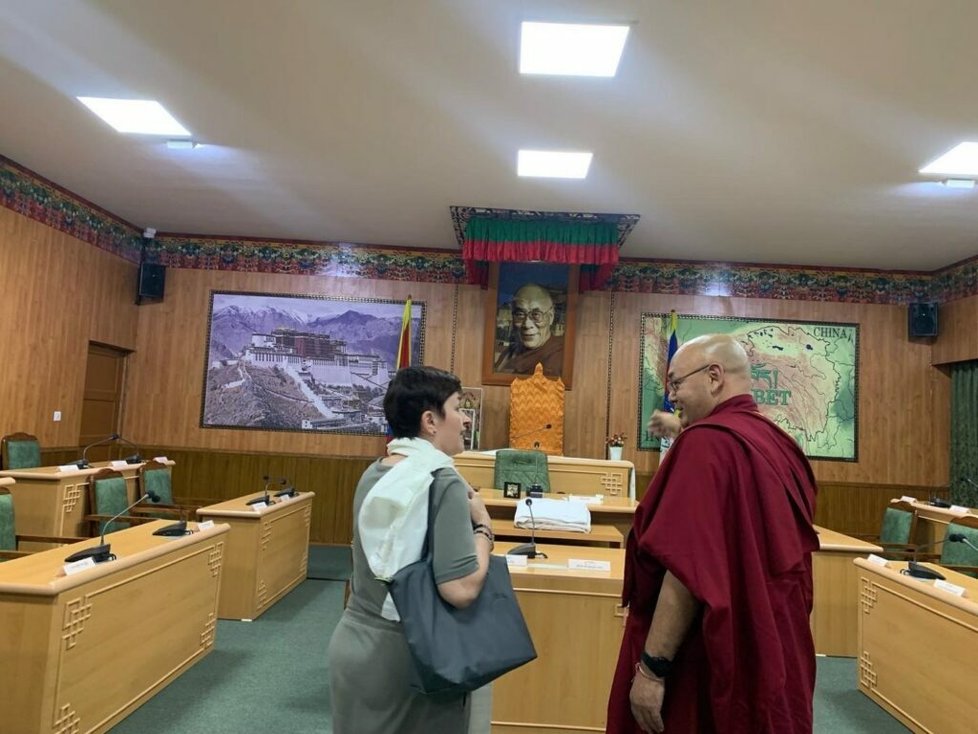 Česká ambasadorka v Indii s předsedou tibetského exilového parlamentu Khenpo Sonam Tenphelem.