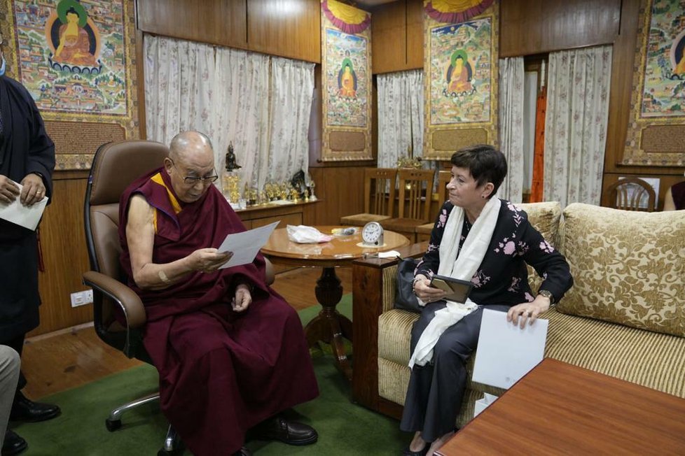 Česká ambasadorka v Indii Eliška Žigová s dalajlamou (17. 10. 2022).