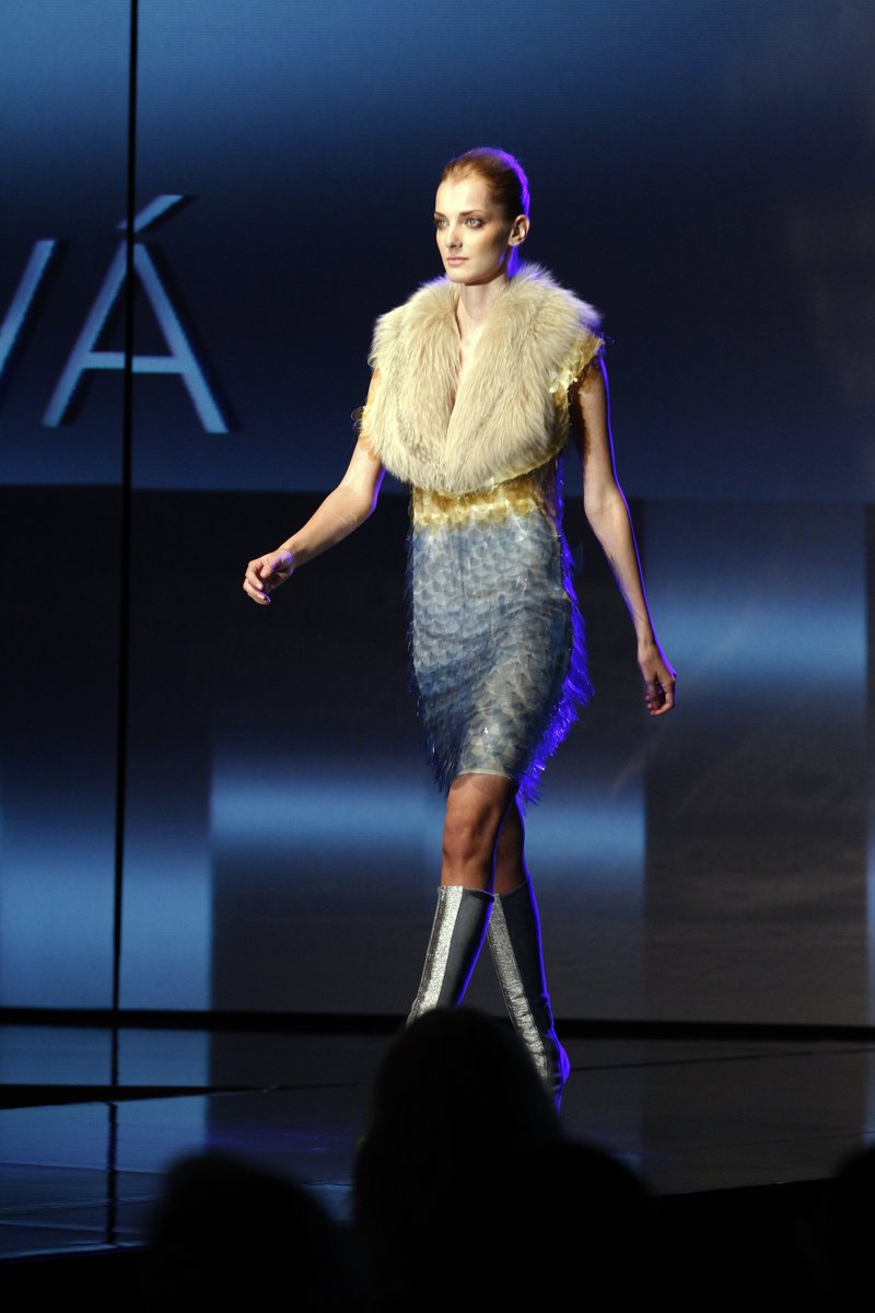 Během soutěže se předváděly luxusní kreace, prvotřídní móda. Na rozdíl od soutěže o korunku Miss