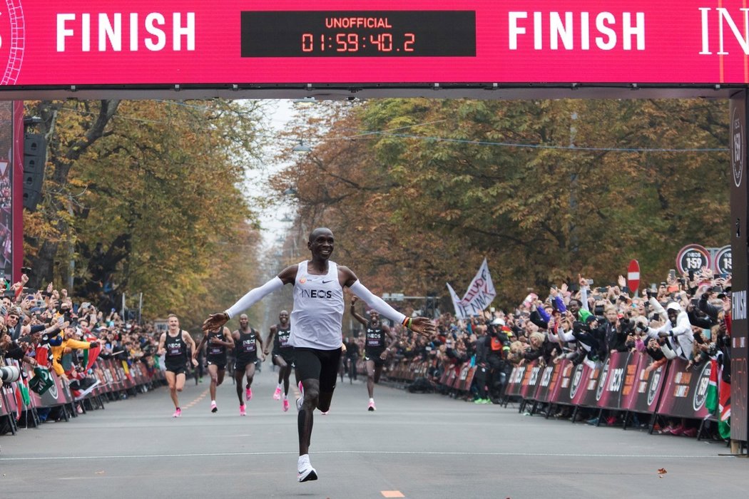 Eliud Kipchoge loni vyhrál maraton ve Vídni v modelu bot od Nike, které se staly terčem diskuzí