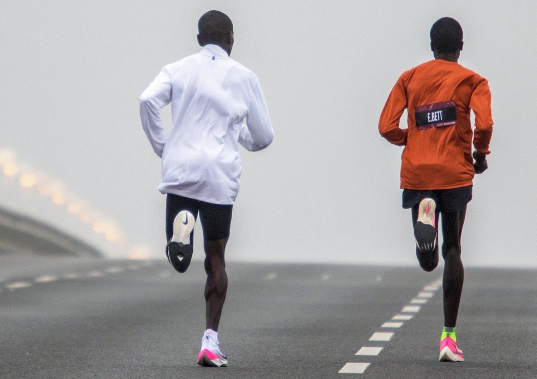 Eliud Kipchoge loni vyhrál maraton ve Vídni v modelu bot od Nike, které se staly terčem diskuzí