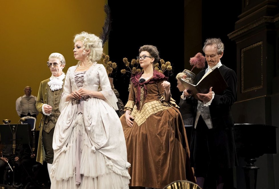 V rámci působení v Prague Shakespeare Company Eliza hrála třeba Teresu Salieri v Amadeovi (uprostřed).
