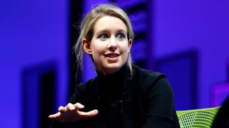 Falešný Steve Jobs v roláku: Elizabeth Holmes obelhala svět a vylákala miliardy za nefunkční zázrak Falešný Steve Jobs v roláku: Elizabeth Holmes obelhala svět a vylákala miliardy za nefunkční zázrak