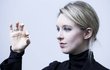 Elizabeth Holmes s ampulí na krev, která nesla označení nanotainer. Ten byyl vkládán do samotného přístroje. Fotka nápadně připomíná fotky Steva Jobse s jeho přístroji. 