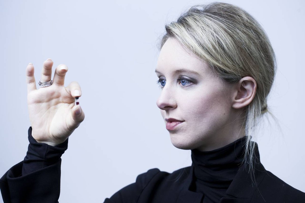 Elizabeth Holmes s ampulí na krev, která nesla označení nanotainer. Ten byyl vkládán do samotného přístroje. Fotka nápadně připomíná fotky Steva Jobse s jeho přístroji. 