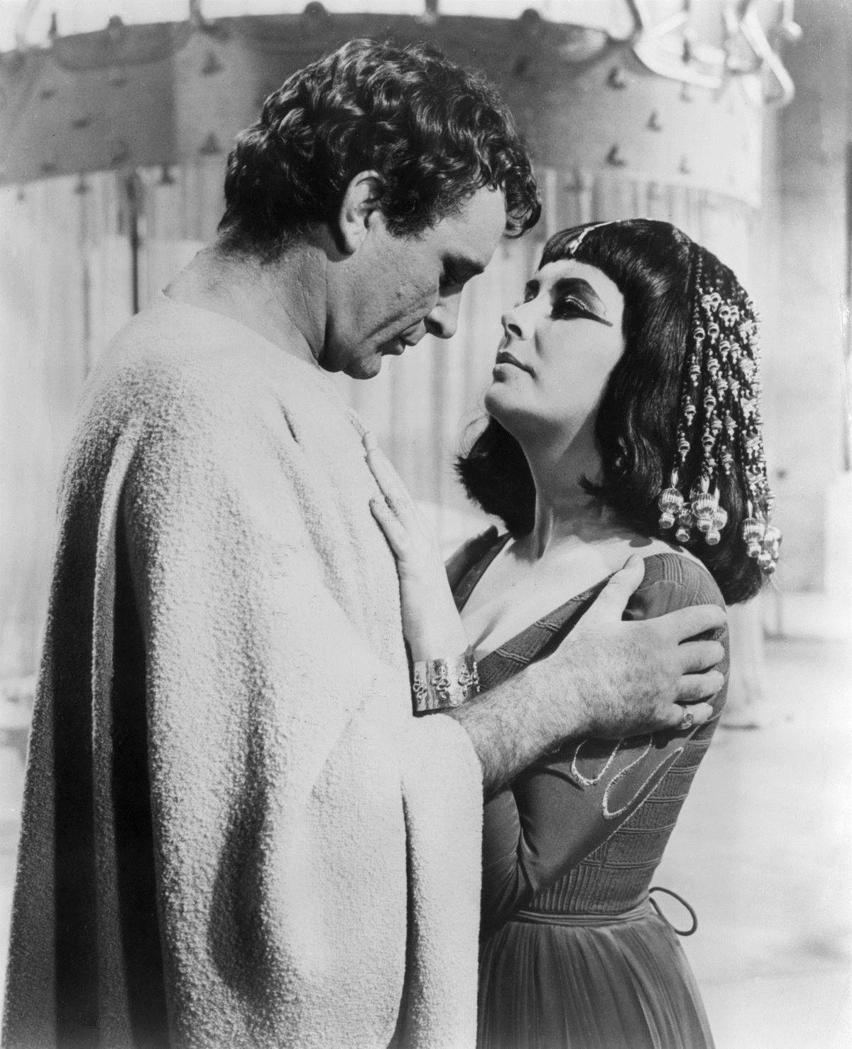 Ti dva se seznámili při natáčení Kleopatry, ona vdaná, on ženatý. Rozvedli se se svými protějšky a vzali se v roce 1964.