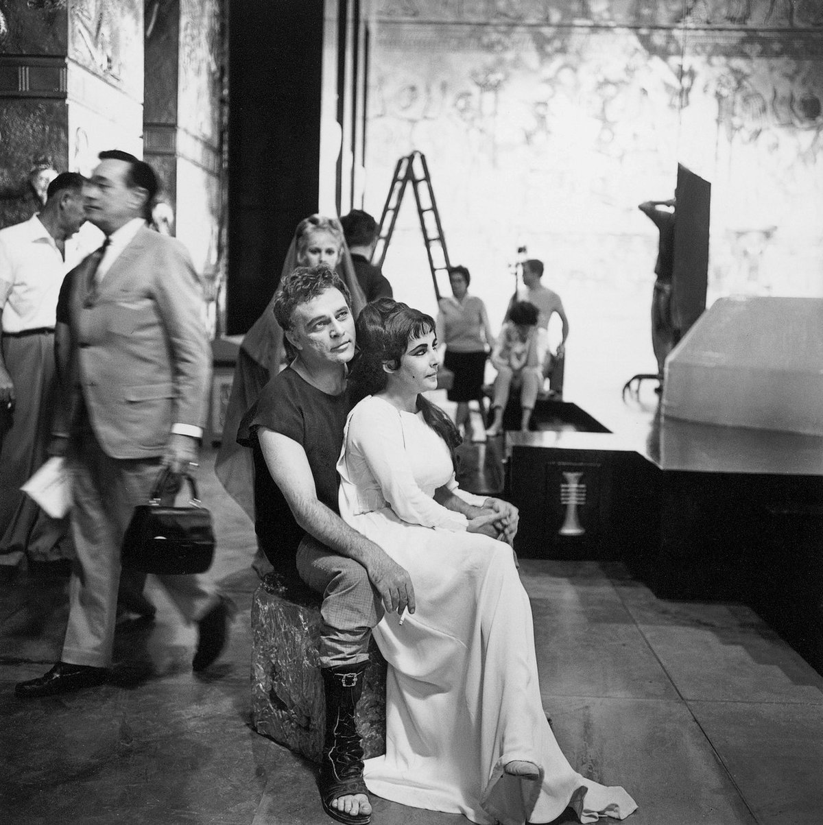  Momentka z natáčení filmu Cleopatra. S Richardem Burtonem vypadají jak milenci.