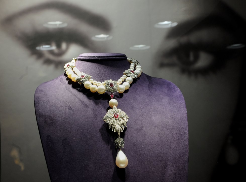 Vrcholem dražby se stal náhrdelník Peregrina, který tvoří vzácná perla ze 16. století, jež kdysi patřila Marii Tudorovně, a rubíny, diamanty a jiné perly od firmy Cartier.