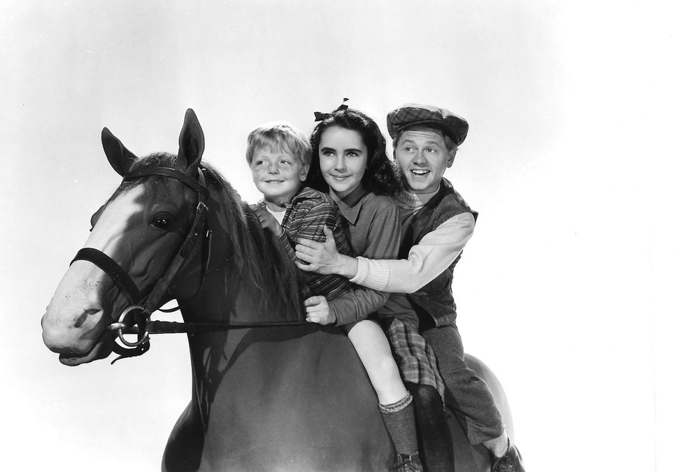 Liz Taylor s Mickeym Rooneym ve filmu O Velkou cenu