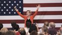Elizabeth Warrenová – hlavní vyzyvatelka, levicová senátorka bojující proti Wall Street i „Pocahontas“; Demokratická strana