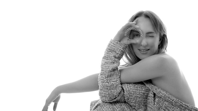 Elizaveta Maximová. Kabát z třpytivého tvídu Tatiana Kováříková – prodává butik Tatiana; punčochy Zuzana Kubíčková; náušnice s onyxy Cartier a náramek Cartier ve verzi XL, oboje z 18karátového růžového zlata, kolekce Clash de Cartier Elizaveta Maximová. Kabát z třpytivého tvídu Tatiana Kováříková – prodává butik Tatiana; punčochy Zuzana Kubíčková; náušnice s onyxy Cartier a náramek Cartier ve verzi XL, oboje z 18karátového růžového zlata, kolekce Clash de Cartier