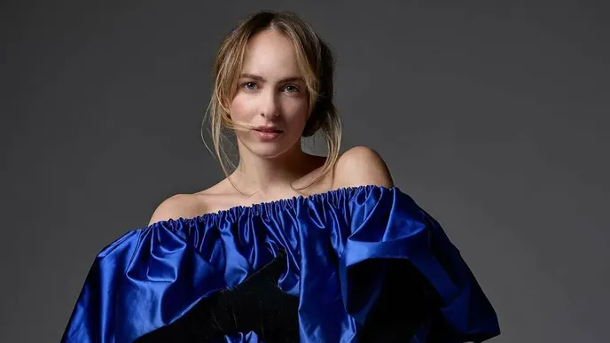 Elizaveta Maximová. Balonové šaty Martin Kohout; rukavice Hana Valtová Elizaveta Maximová. Balonové šaty Martin Kohout; rukavice Hana Valtová