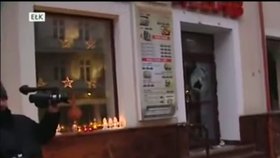 Rozzuřený dav zdemoloval prodejnu kebabu v polském městě EŁk.