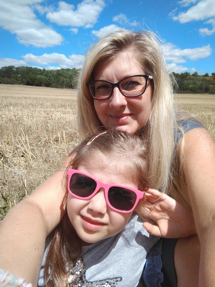 Ella Marie Otoupalíková (8) je navenek jako každé jiné dítě. Bohužel ale neslyší a operace, která ji sluch vrátí, stojí přes půl milionu korun.