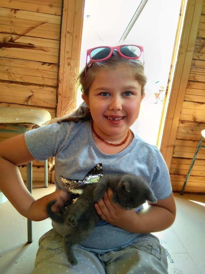Ella Marie Otoupalíková (8) je navenek jako každé jiné dítě. Bohužel ale neslyší a operace, která ji sluch vrátí, stojí přes půl milionu korun.
