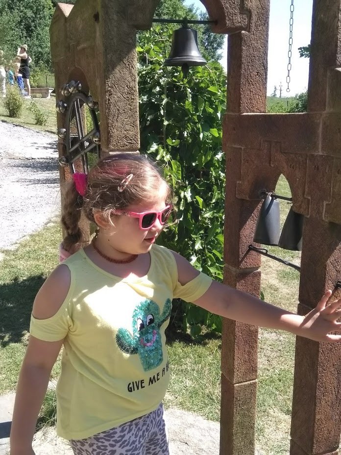 Ella Marie Otoupalíková (8) je navenek jako každé jiné dítě. Bohužel ale neslyší a operace, která ji sluch vrátí, stojí přes půl milionu korun.