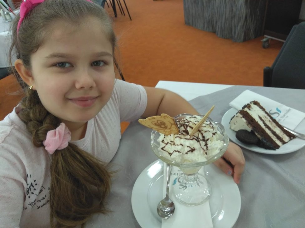 Ella Marie Otoupalíková (8) je navenek jako každé jiné dítě. Bohužel ale neslyší a operace, která ji sluch vrátí, stojí přes půl milionu korun.