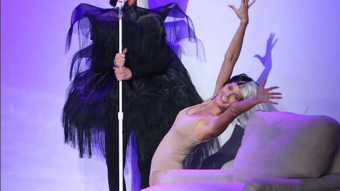 Ellen DeGeneres jako Sia a Heidi Klum jako její tanečnice