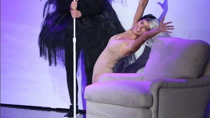 Ellen DeGeneres jako Sia a Heidi Klum jako její tanečnice Ellen DeGeneres jako Sia a Heidi Klum jako její tanečnice