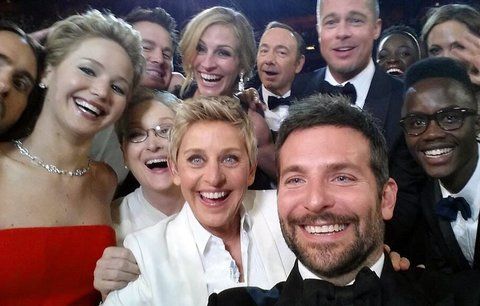 Oscarové selfie zbořilo Twitter: 12 celebrit a 2 miliony sdílení