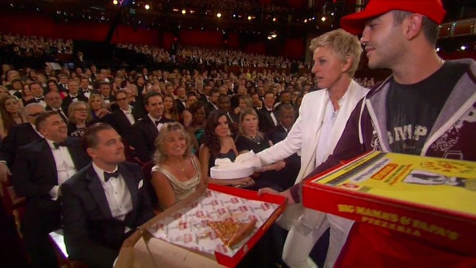 Moderátorka večera Ellen DeGeneres zachránila nudný večer fantastickým výkonem