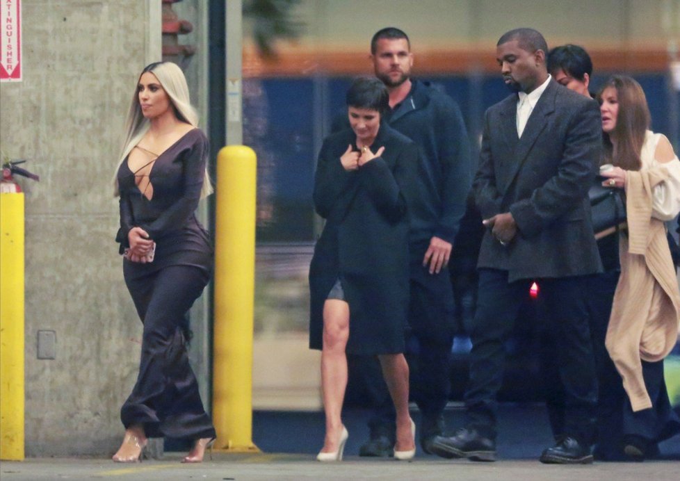 Kim Kardashian, za ní její sestra Kris Jenner a manžel Kaney West