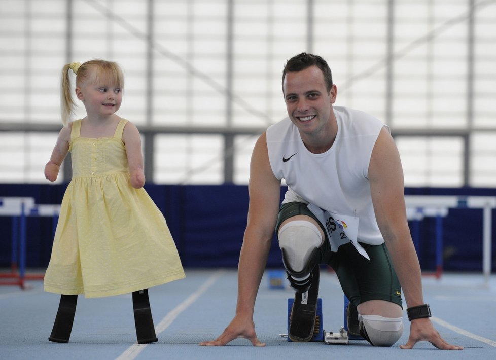 On je považován za nejrychlejšího muže planety bez nohou. Oscar \\&#34;Blade Runner\\&#34; Pistorius drží světový rekord v závodech na 100, 200 a 400 metrů. Pětiletá Ellie Challis, která má své bionické nohy pouhý měsíc ho vyzvala na 15 metrový sprintík a kupodivu vyhrála všechny ze čtyř závodů.