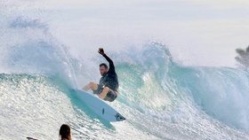 Surfování je jeho vášní.