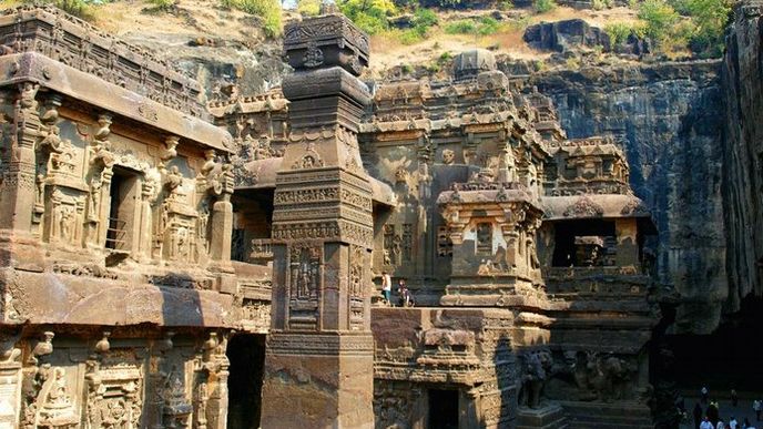 Éllóra. Několikapatrové komplexy s hinduistickými, buddhistickými a džinistickými prvky ohromují svou monumentálností a zdobností