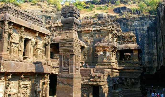 Éllóra. Několikapatrové komplexy s hinduistickými, buddhistickými a džinistickými prvky ohromují svou monumentálností a zdobností