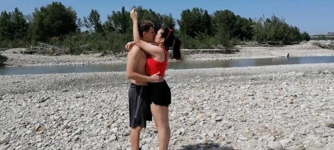 Mladý pár zahynul při hrozné autonehodě.