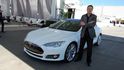 Elon Musk a Tesla Model S
