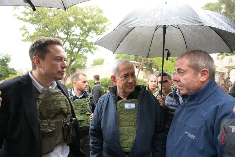 Elon Musk a Benjamin Netanjahu v kibucu Kfar Aza, kde vraždil Hamás (27.11.2023)